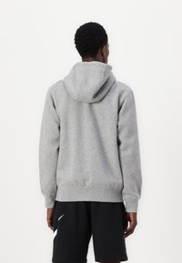 Γκρι φούτερ με κουκούλα που προσαρμόζεται με κορδόνι και τσέπη καγκουρό. Μανσέτες και κάτω μέρος με ριμπ ύφανση, κατασκευασμένο από απαλό, υφασμένο ύφασμα. Απλός σχεδιασμός.