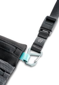 Cinghia in tessuto nero con un accento turchese, dotata di una fibbia in plastica nera e di un moschettone in metallo grigio, dettagliata con una texture a reticolo.