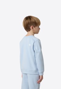 Sudadera azul claro con puños y dobladillo acanalados, con un pequeño logo blanco en la parte trasera, hecha de tela suave y texturizada.