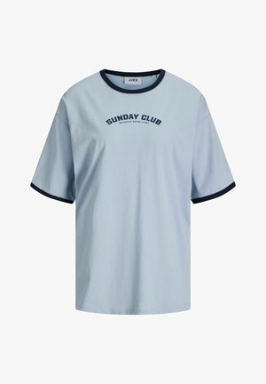 Světle modré tričko s krátkými rukávy, kulatým námořnickým límcem a textem "SUNDAY CLUB" vytištěným námořnickou barvou na hrudi. Bavlněná látka.