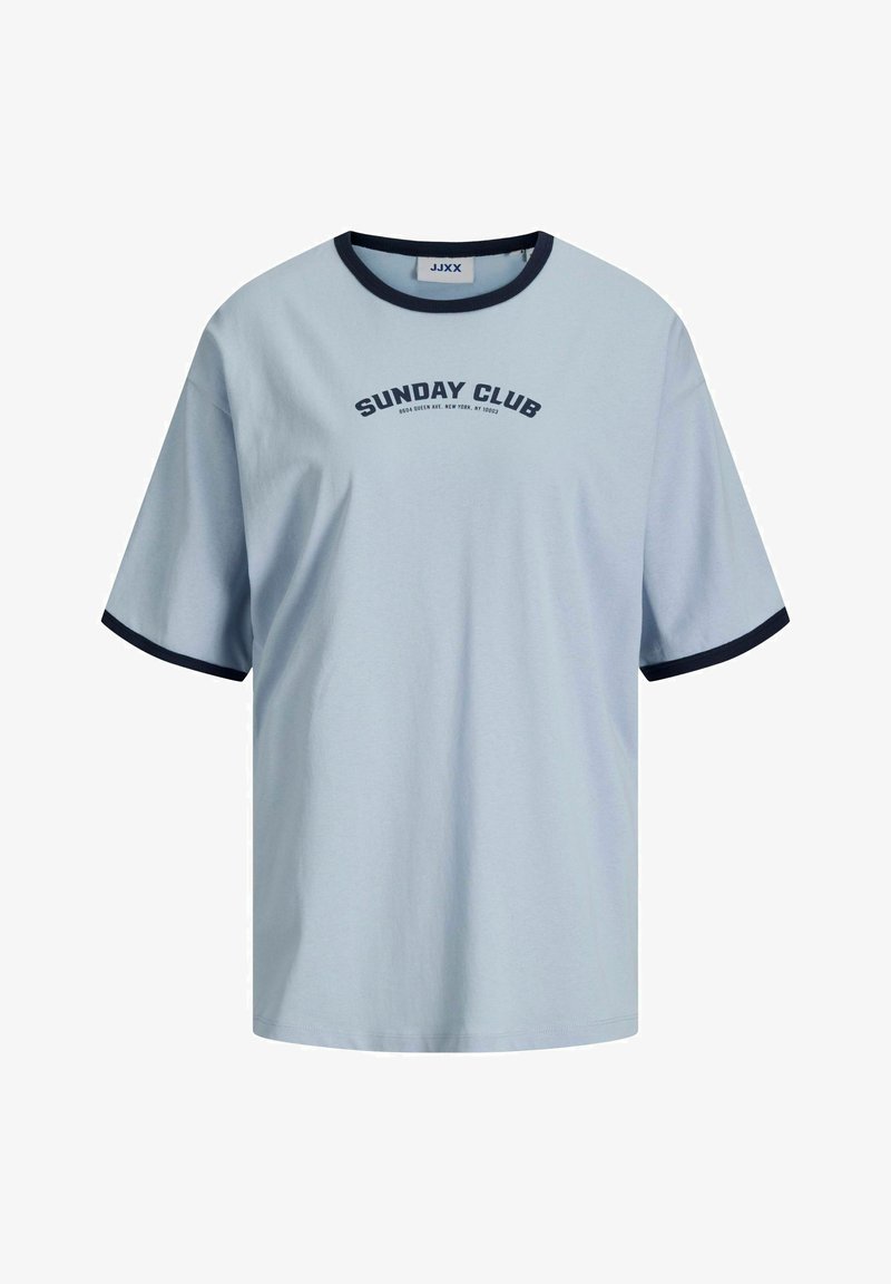 Šviesiai mėlynas T-marškinėlis su trumpomis rankovėmis, apvali tamsiai mėlyna apykaklė ir tekstas "SUNDAY CLUB" atspausdintas tamsiai mėlyna spalva per krūtinę. Medvilnės audinys.