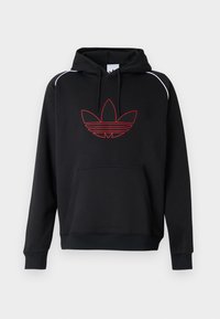 Svart hettegenser med front-kengurulomme, med en rød konturert trebladslogo og hvit dekorativ søm på skuldrene.