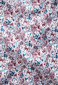 Bavlnená tkanina s bielym pozadím, zdobená zložitými kvetinovými vzormi v burgundskej, tyrkysovej a zelenej farbe. Textúrovaná, ľahká a flexibilná.