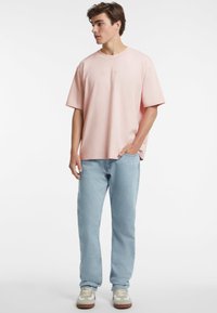 Guess Jeans LOGO - Marškinėliai su spaudiniu - rose