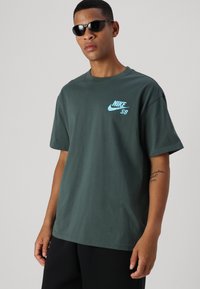 Nike SB TEE SPIDER - Apdrukāts T-krekls - vintage green
