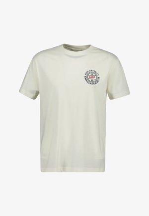 Kremowy bawełniany t-shirt z okrągłym dekoltem, krótkimi rękawami i okrągłym logo na piersi z czerwonym i czarnym tekstem.