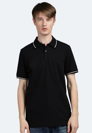 Polo nero con abbottonatura a tre bottoni, colletto bianco e dettagli bianchi sulle maniche, maniche corte e vestibilità comoda.