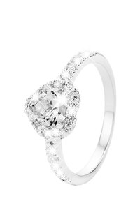 Rond briljant geslepen centrale diamant omringd door kleinere diamanten. Gladde zilveren band met een gepolijste afwerking.