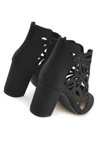 Botas de tobillo sintéticas negras con diseño floral recortado, textura suave, puntera redondeada y tacón ancho. Presentan cremalleras dobles a los lados.
