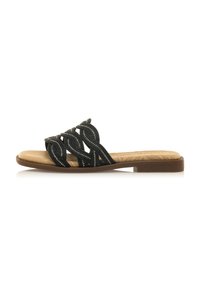 Sandalo piatto nero con cinturini intrecciati, caratterizzato da decorazioni con perline. Soletta liscia color marrone chiaro e suola marrone chiaro. Design semplice e aperto.