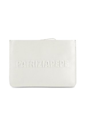 Borsa clutch rettangolare bianca con il nome del marchio "PATRIZIA PEPE" in rilievo sulla parte anteriore, texture liscia e design minimalista.