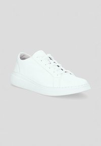 Białe skórzane sneakersy z okrągłym noskiem, płaską podeszwą, wiązaniem na sznurówki oraz minimalistycznym designem z dyskretnymi detalami w postaci przyszyć.