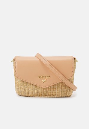 Petit sac bandoulière avec base tissée et rabat en cuir beige, logo doré "GUESS girl" et sangle beige assortie sur fond blanc.