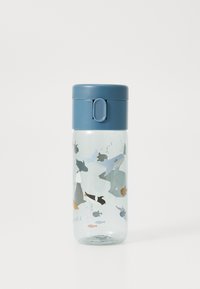 Klar plastvannflaske med lyseblåt lokk. Har illustrasjoner av undervannsdyr i ulike farger, inkludert fisk, seler og hvaler.