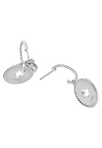 Silberne Ohrringe mit einem gedrehten Hoop-Design, die ovale Scheiben mit einem Stern-Ausschnitt, strukturierten Kanten und einem Steckverschluss aufweisen.