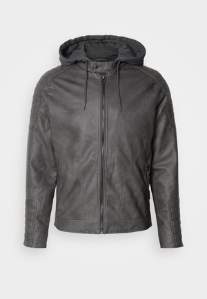 Graue Lederjacke mit abnehmbarer grauer Kapuze, vorderem Reißverschluss und gerippten Akzenten an Schultern und Manschetten. Glatte Textur, schlankes Design.