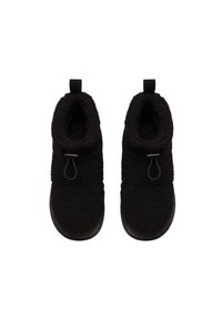 Czarne kapcie z wyściółką polarową, o okrągłym czubku, z zapięciem na elastyczną pętlę i strukturalną górą, z solidną czarną podeszwą.