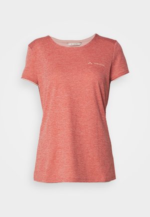 Czerwony t-shirt w melanżu z krótkim rękawem, okrągłym dekoltem i dyskretnym logo. Wykonany z miękkiego, lekkiego materiału o gładkiej fakturze.