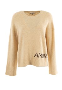 Maglione beige a maglia con scollatura rotonda, maniche ampie e orlo a coste; presenta la scritta "AMORE" ricamata in marrone scuro in basso a sinistra.