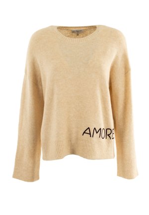 Maglione beige a maglia con scollatura rotonda, maniche ampie e orlo a coste; presenta la scritta "AMORE" ricamata in marrone scuro in basso a sinistra.