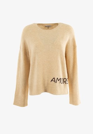 Suéter de punto beige con cuello redondo, mangas anchas y dobladillo acanalado; presenta la palabra "AMORE" bordada en marrón oscuro en la parte inferior izquierda.
