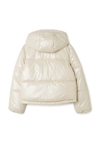 Chaqueta de plumas beige clara con acabado brillante, capucha y puños elásticos. Presenta secciones acolchadas y un diseño corto para aislamiento.
