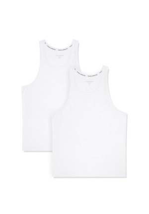 Dwa białe topy na ramiączkach wykonane z bawełny, z szerokimi ramiączkami, okrągłymi dekoltami i powtarzającym się logo marki wzdłuż dekoltu.