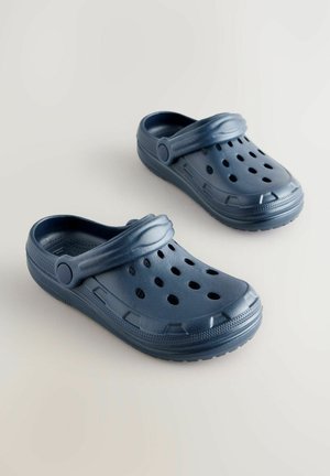 Mėlynos, lengvos plastikinės klumpės su ventiliacijos skylutėmis, fono juosta, tekstūruotu padu ir suapvalintu pirštu.