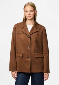 Smeđi sukinski kaput s ovratnikom, dva prednja džepa i crnim gumbima. Dizajn se odlikuje ležernim krojem i glatkom teksturom.