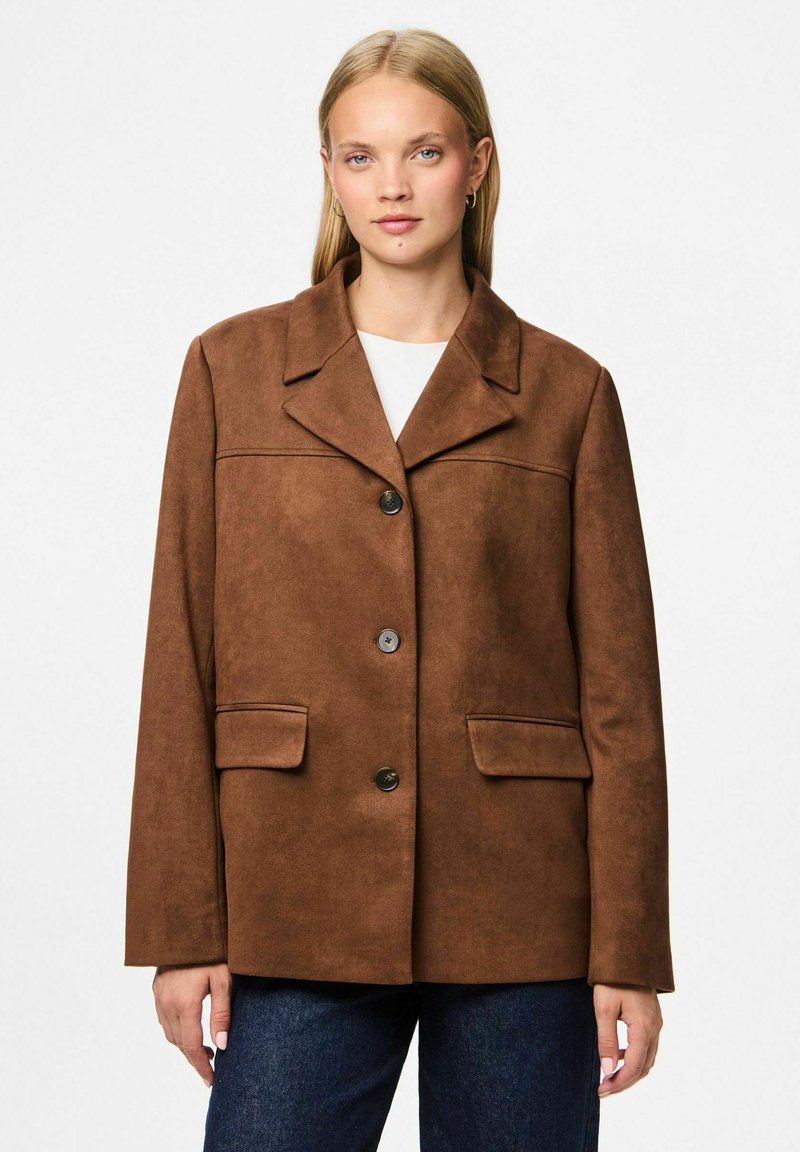 Smeđi sukinski kaput s ovratnikom, dva prednja džepa i crnim gumbima. Dizajn se odlikuje ležernim krojem i glatkom teksturom.