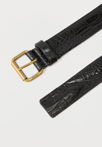 Μαύρη ζώνη από δερματίνη με υφή, με χρυσή αγκράφα που φέρει εγχάρακτη την επιγραφή "WEEKEND" και "MaxMara" σε λευκό φόντο.