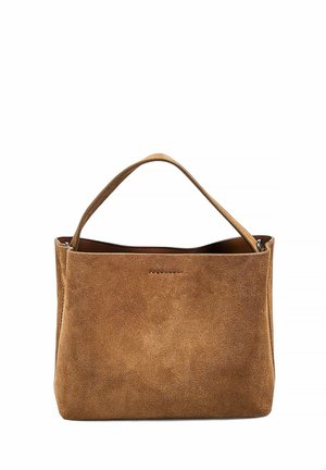 Bolso de ante marrón con una sola asa superior y compartimento principal abierto, de pie sobre un fondo blanco.