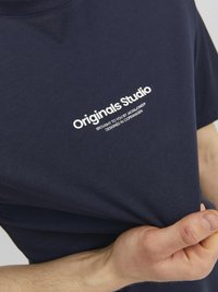 Jack & Jones JORVESTERBRO CREW NECK - Apdrukāts T-krekls - navy