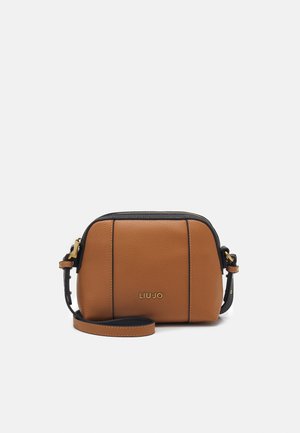 Kleine rechthoekige bruine leren crossbodytas met zwarte bies, gouden rits en verstelbare band, gebrandmerkt met "LIU JO" in gouden letters.