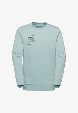 Jasnoniebieska bluza z długim rękawem z czarnym napisem i nadrukiem graficznym na lewej piersi, zawierająca markę "MAMMUT" oraz hasła związane z górami.