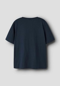 Diepblauwe T-shirt met korte mouwen, ronde halslijn, gemaakt van zachte stof met een gladde textuur, met een eenvoudige achterzijde.