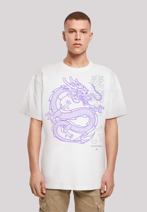 Weißes oversized T-Shirt mit einem lila Drachengrafik und asiatischem Text. Der Stoff sieht weich aus und hat eine lockere Passform mit kurzen Ärmeln.