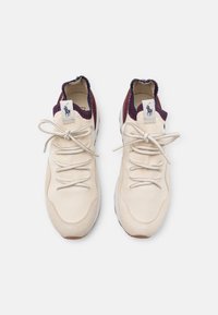 Beiga sneakers med mesh- och mockamaterial, med en mönstrad krage i burgundy och marinblå, samt platta snören med en logotagg på tungan.