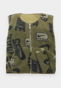 Zeleni flis prsluk s tamnoplavim i kremasto bijelim Nike logotipima, zatvaranje na patentni zatvarač, okrugli izrez i prednji džepovi. Mekana tekstura s uzorkastim dizajnom.