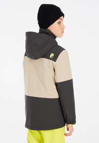 Herrenjacke mit einem Farbblockdesign in beige, dunkelgrau und schwarz, verstellbarem Kapuzen und elastischen Bündchen. Logo auf der Schulter.