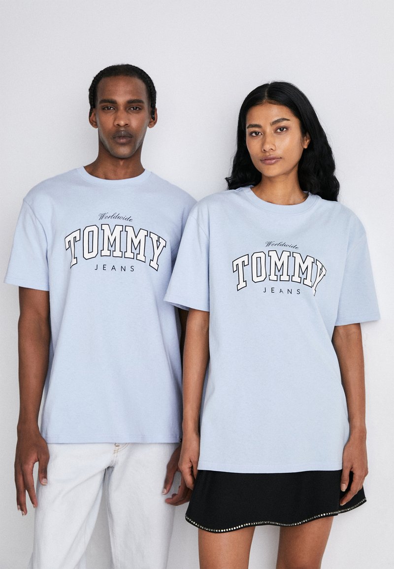 Tommy Jeans VARSITY TEE UNISEX - Camiseta estampada - breezy blue