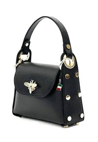 Sac à main en cuir noir avec une finition texturée, des accents en métal doré, un emblème d'abeille sur le rabat et des clous décoratifs dorés sur le côté.