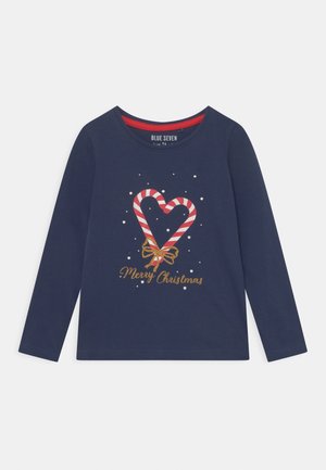 Mørkeblå langærmet skjorte med to slikstokke, der danner et hjerte, gul sløjfe, hvide sne prikker og tekst "Merry Christmas" på forsiden.