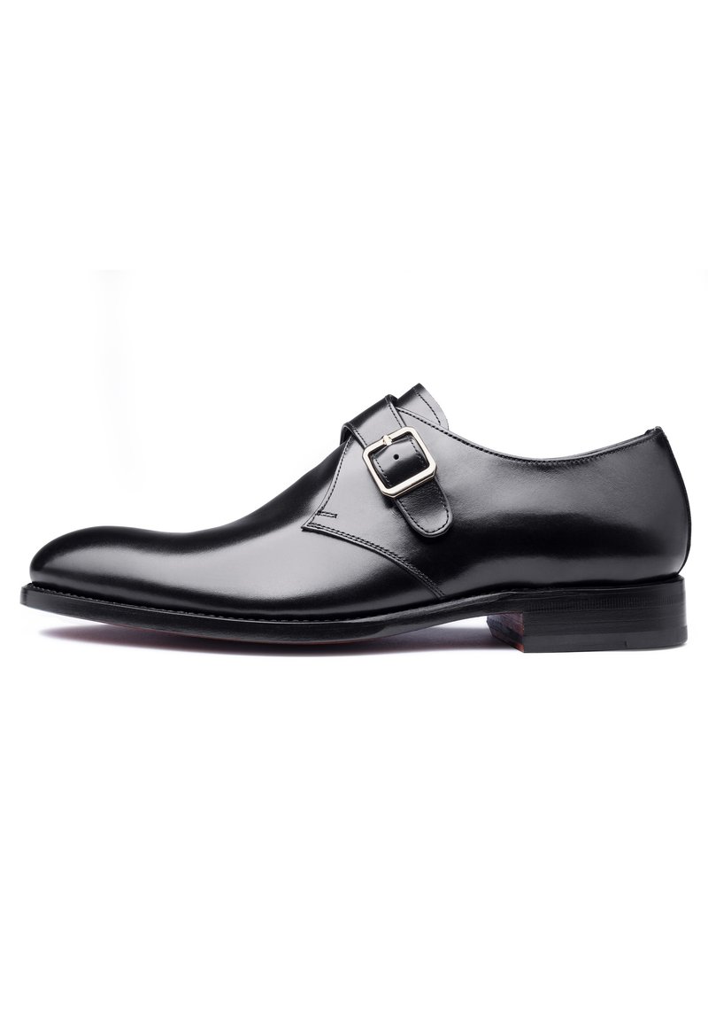 Zwarte leren dresschoenen met een gepolijste afwerking, pointed toe, enkele gesp-detail en een lage gestapelde hak. Zijaanzicht.