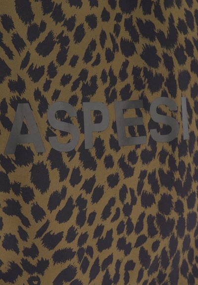 Fond en tissu à imprimé léopard avec le mot « ASPESI » en grandes lettres grises et en gras au centre.