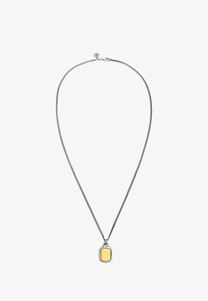 Silbernes Kettenhalsband mit einem rechteckigen goldenen Anhänger mit glatter Textur und abgerundeten Kanten.