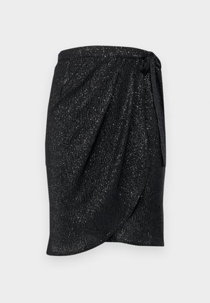 Sort omslagsskjørt med en tekstureret, glitrende overflade. Har et bånd i taljen og et draperet design for en slank silhuet.