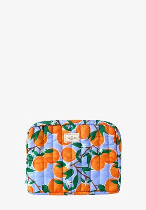Petite pochette rectangulaire matelassée avec un motif de fruits orange et de feuilles vertes sur un fond bleu clair, avec une étiquette centrale de The Flat Lay Co.