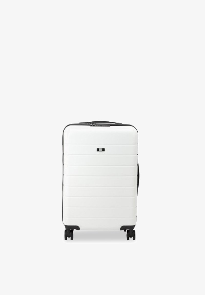 Valkoinen kovakotelo matkalaukku, jossa on sileä pinta, vaakasuorat urat, mustat yksityiskohdat ja neljä pyörää helppoa liikuttamista varten.