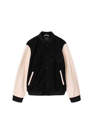 Zwarte varsityjas met roomkleurige leren mouwen, voorzakken, geribde kraag en manchetten, en geperste "AS" letters op de borst.